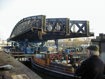 Vue du pont sur les barges.jpg (43584 octets)